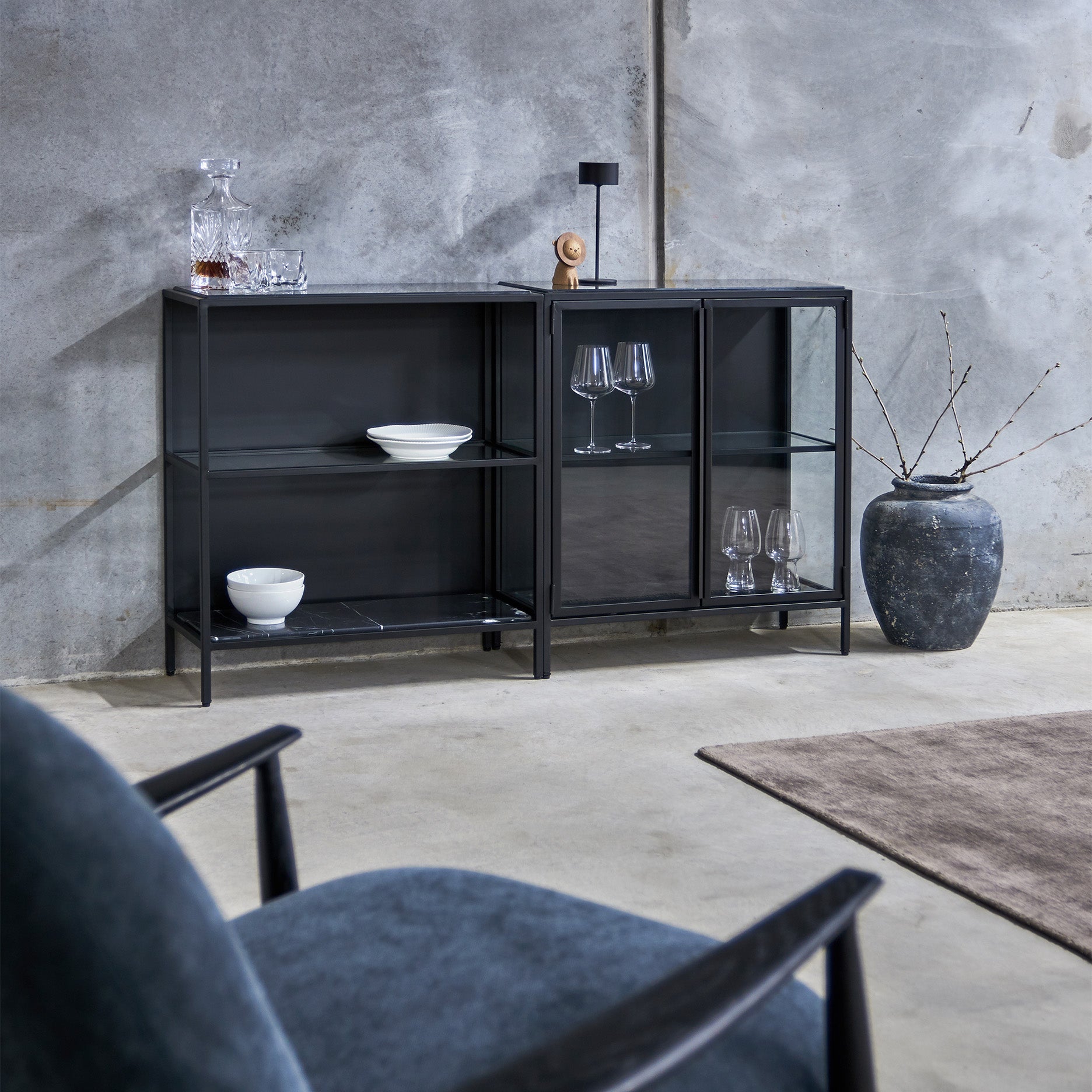 Mason II vitrineskab - sort metal